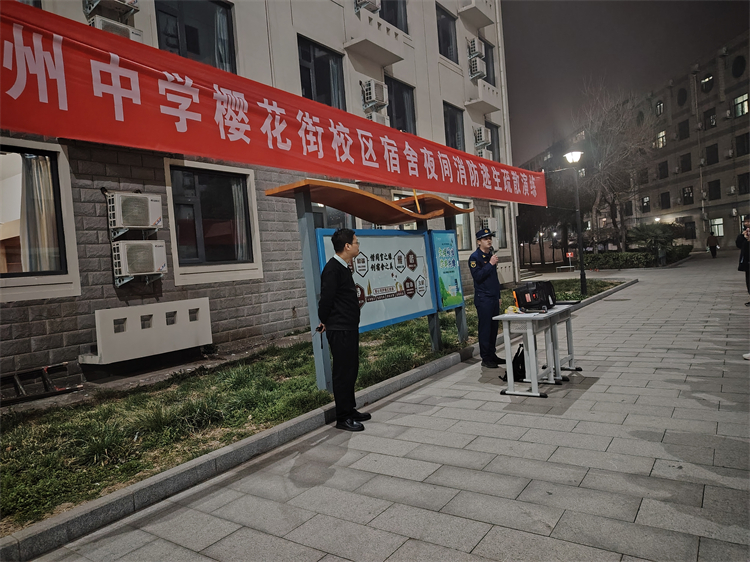圖片9：高新區(qū)消防救援大隊(duì)方名杰對(duì)演練進(jìn)行點(diǎn)評(píng).jpg