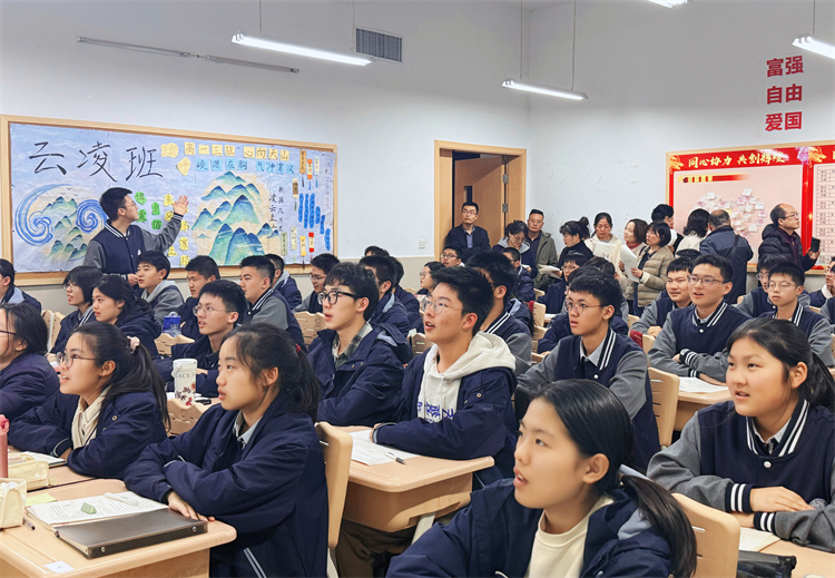 圖4：高一（3）班介紹班級(jí)文化墻.jpg
