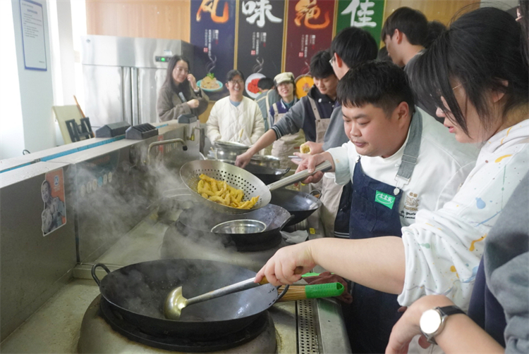 圖片2.1：烹飪老師耐心的講解和演示.jpg