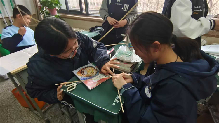圖片3：學生們制作風箏.jpg