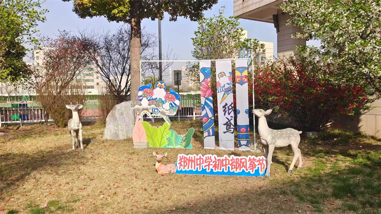 圖9：紫藤花園里的展圖.jpg
