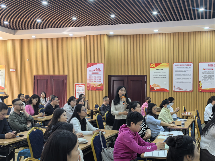 圖片3：家長(zhǎng)認(rèn)真聆聽并做記錄.jpg