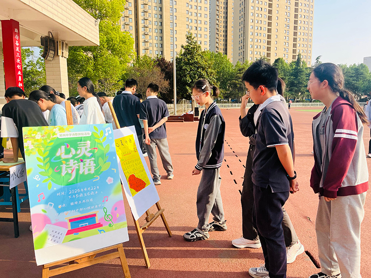 圖片1：活動現(xiàn)場學生駐足觀看.jpg