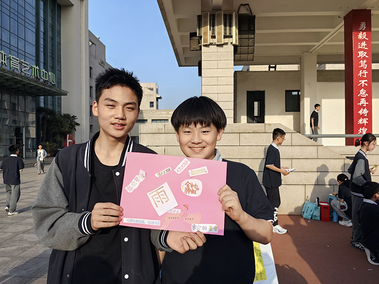 圖片7：學生開心地展示自己的作品4.jpg