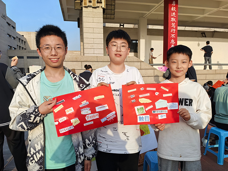 圖片7：學生開心地展示自己的作品6.jpg