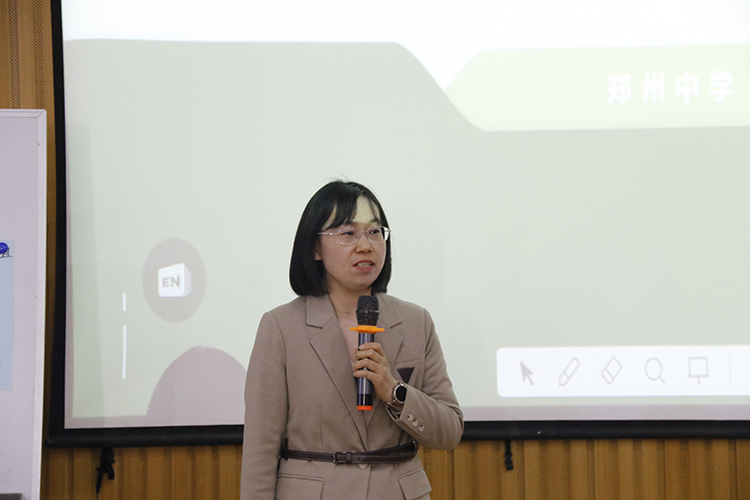 圖2：徐燕老師進行課例展示.JPG