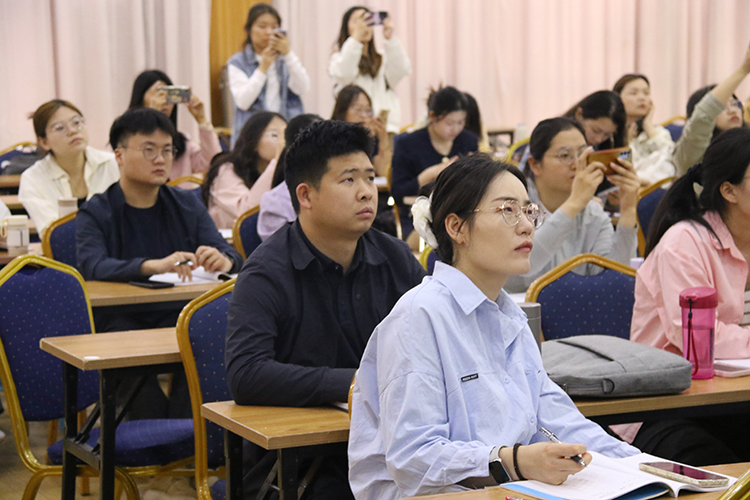 圖10：老師們認真聆聽.JPG