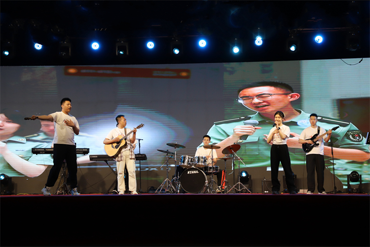 圖七：信息工程大學(xué)原創(chuàng)歌曲《迷彩色青春》和《青春信仰》.jpg