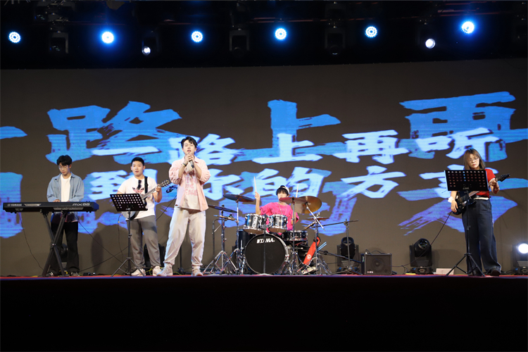 圖十二：樂(lè)隊(duì)表演《方的言》.jpg
