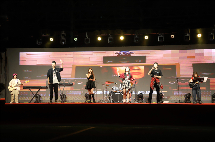 圖十四：樂(lè)隊(duì)表演《最美的太陽(yáng)》.jpg