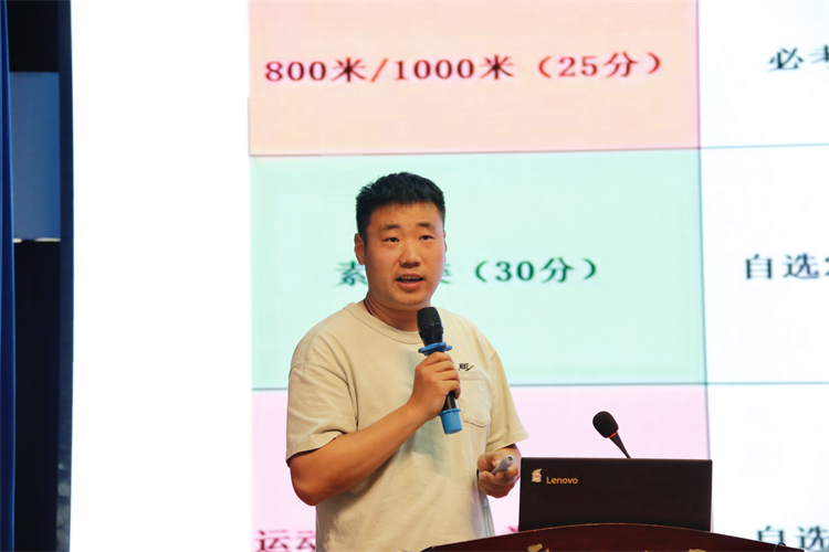 圖片2：蘆浩老師進(jìn)行體育備考指導(dǎo).jpg
