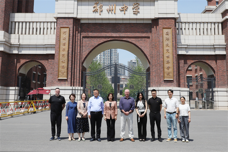 圖片6：鄭州中學(xué)黨委副書記、校長李蘭與英國客人合影留念.jpg