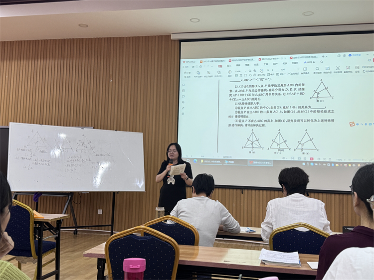 圖片3：臧素珍老師進(jìn)行點(diǎn)評.jpg