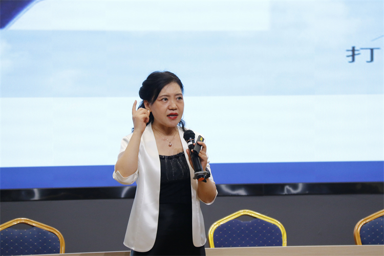圖1.1：李迪老師進(jìn)行專題講座.jpg