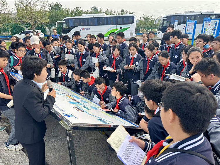 圖片3：學(xué)生聆聽講解并積極互動.jpg