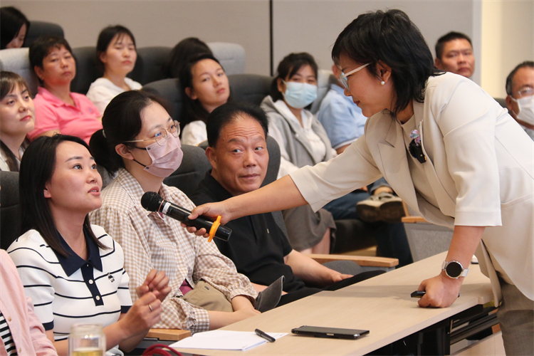 圖4：陶真老師與家長互動 (2).JPG