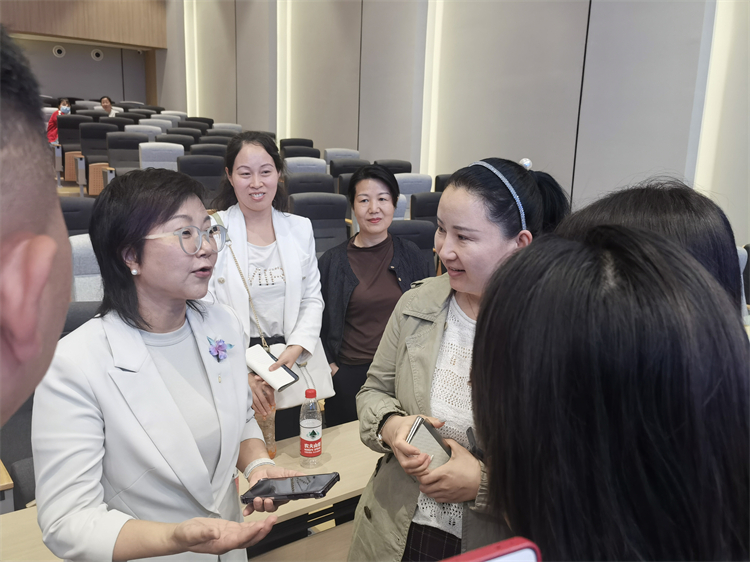 圖6：活動結(jié)束后家長與陶真老師深入交流.jpg