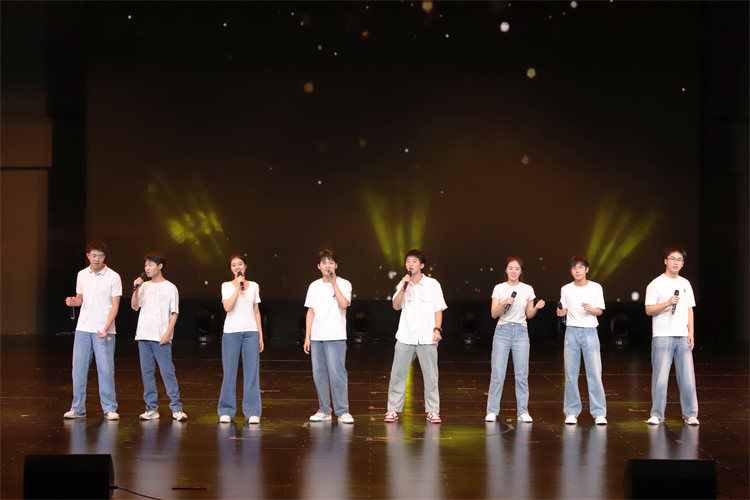 圖16：畢業(yè)生代表歌曲串燒表演.png