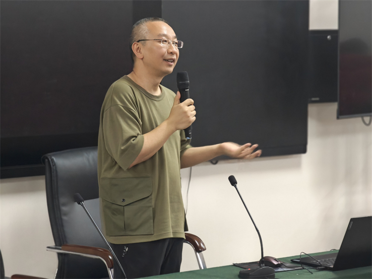 圖2 楊教授做精彩講授.jpg