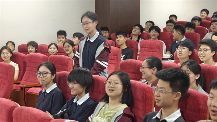 圖3 楊教授與學生互動交流.jpg