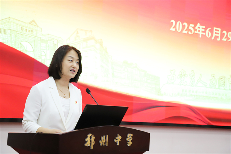 圖1：黨委副書(shū)記、校長(zhǎng)李蘭主持會(huì)議.JPG