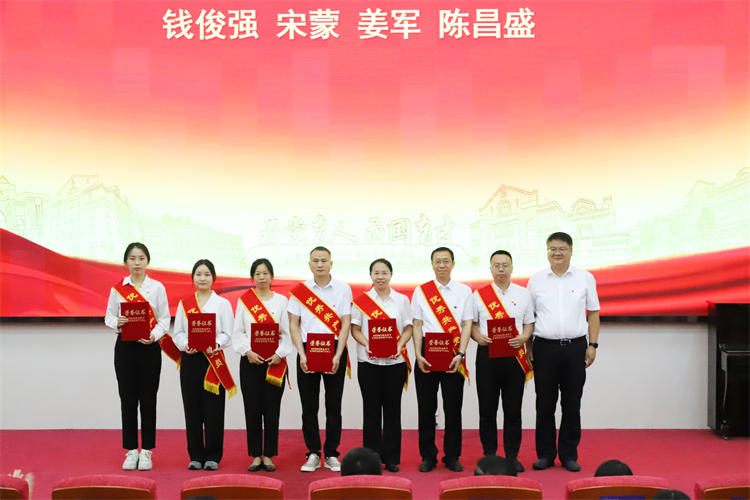 圖10：黨委委員、副校長(zhǎng)田玉寶為第一黨總支優(yōu)秀共產(chǎn)黨員頒獎(jiǎng).JPG