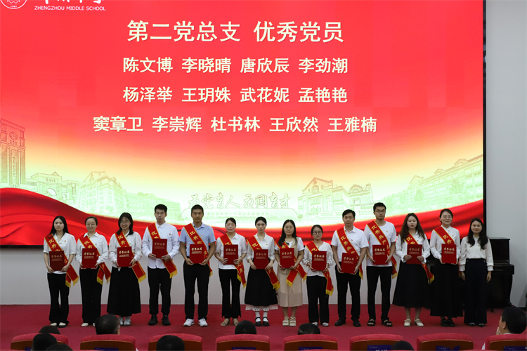 圖11：黨委委員、副校長(zhǎng)王靜為第二黨總支優(yōu)秀共產(chǎn)黨員頒獎(jiǎng).JPG